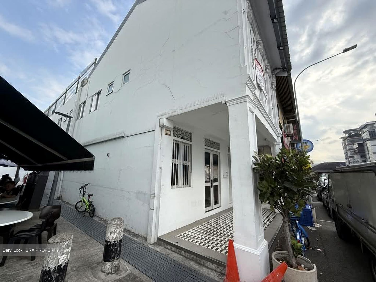 Macpherson Road (D13), Retail #584301011
